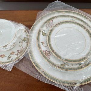 Wedgewood Oberon 5 Piece China Set - NEW IN BOX